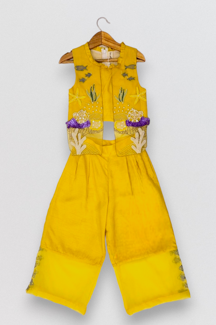 سترة علوية صفراء مرفقة مع تطريز خيطي ومتسلسل وسروال أصفر مع لوحات شفافة للفتيات