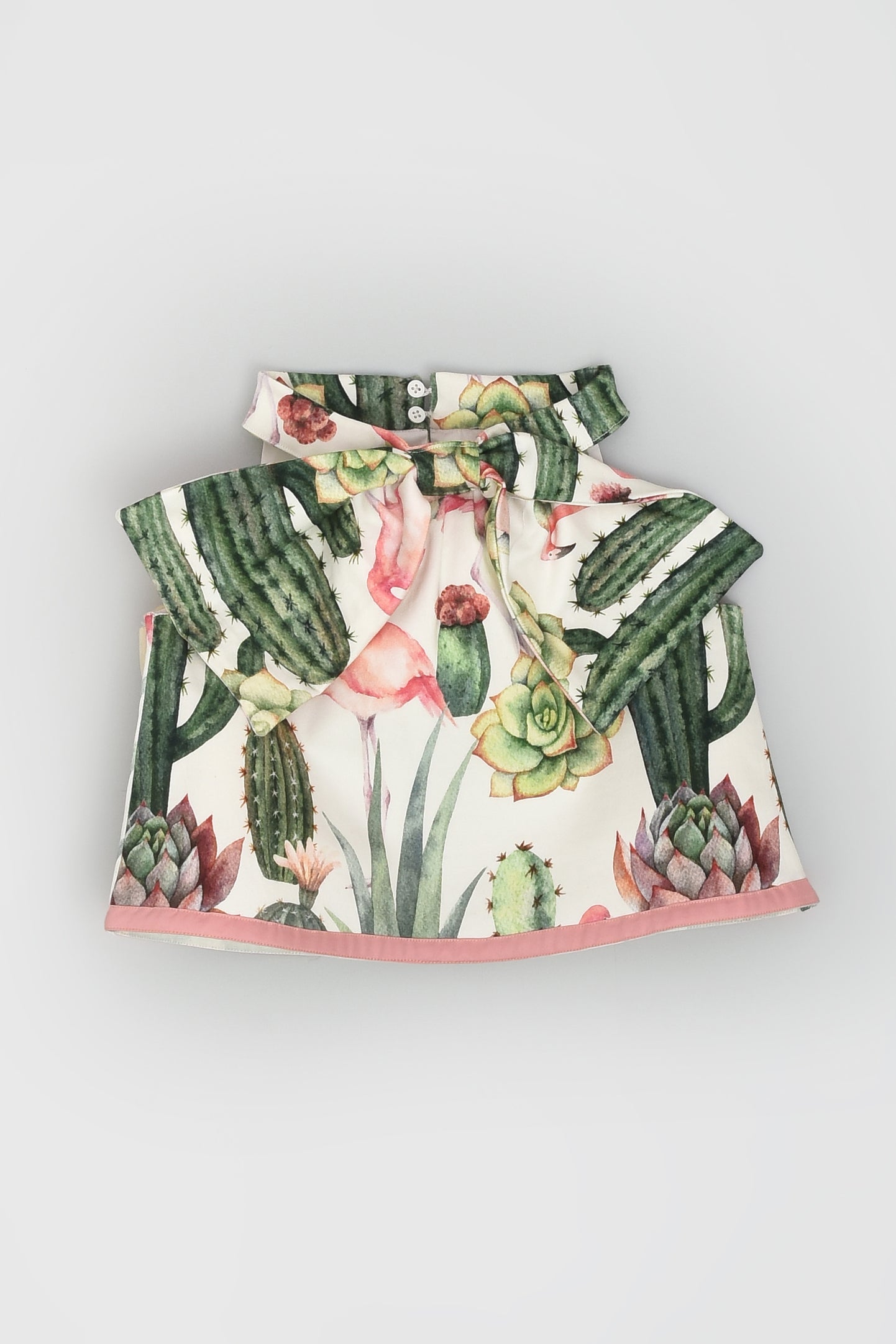 مجموعة من القمصان والتنانير المطبوعة على شكل صبار وفلامينجو للحفلات