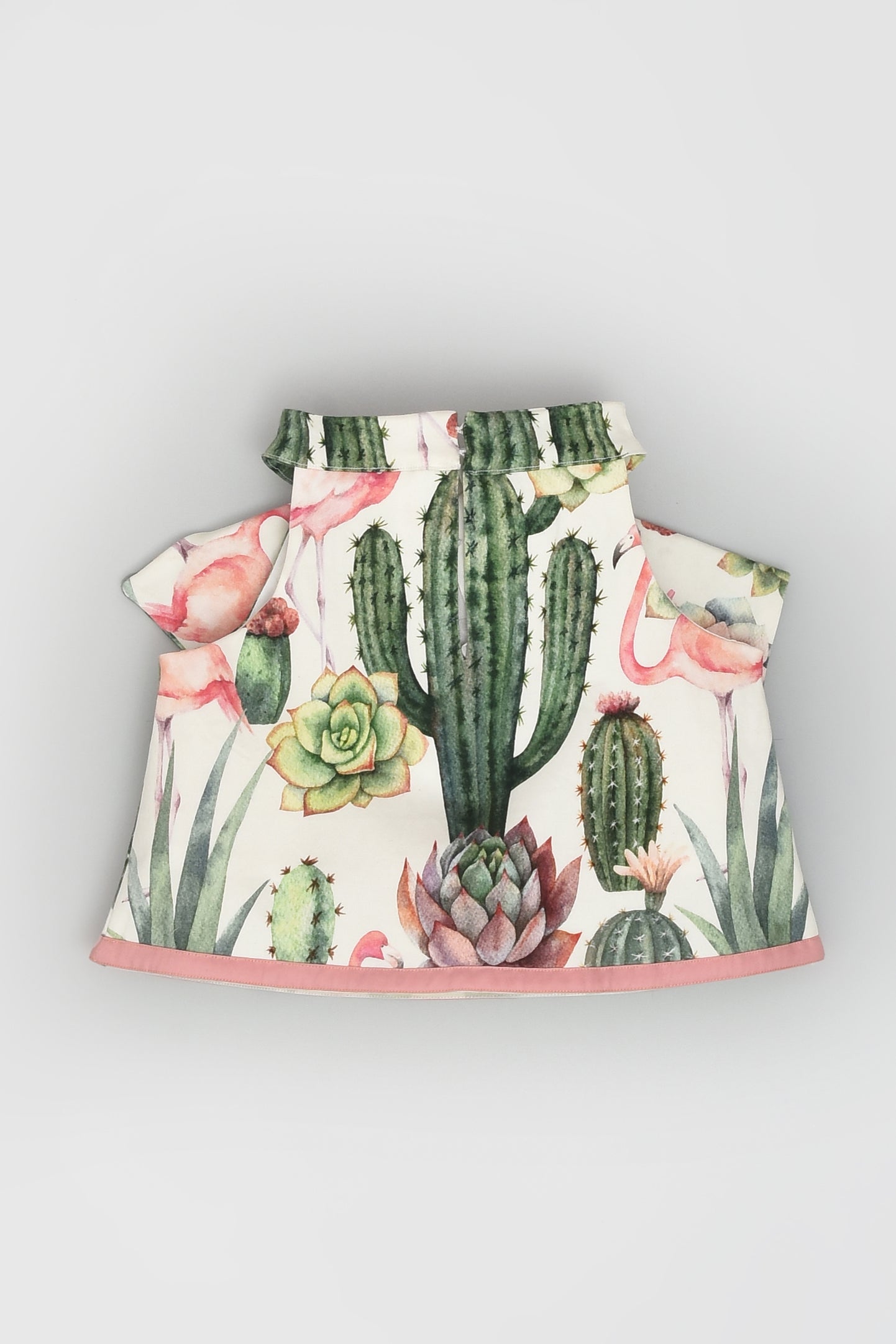 مجموعة من القمصان والتنانير المطبوعة على شكل صبار وفلامينجو للحفلات