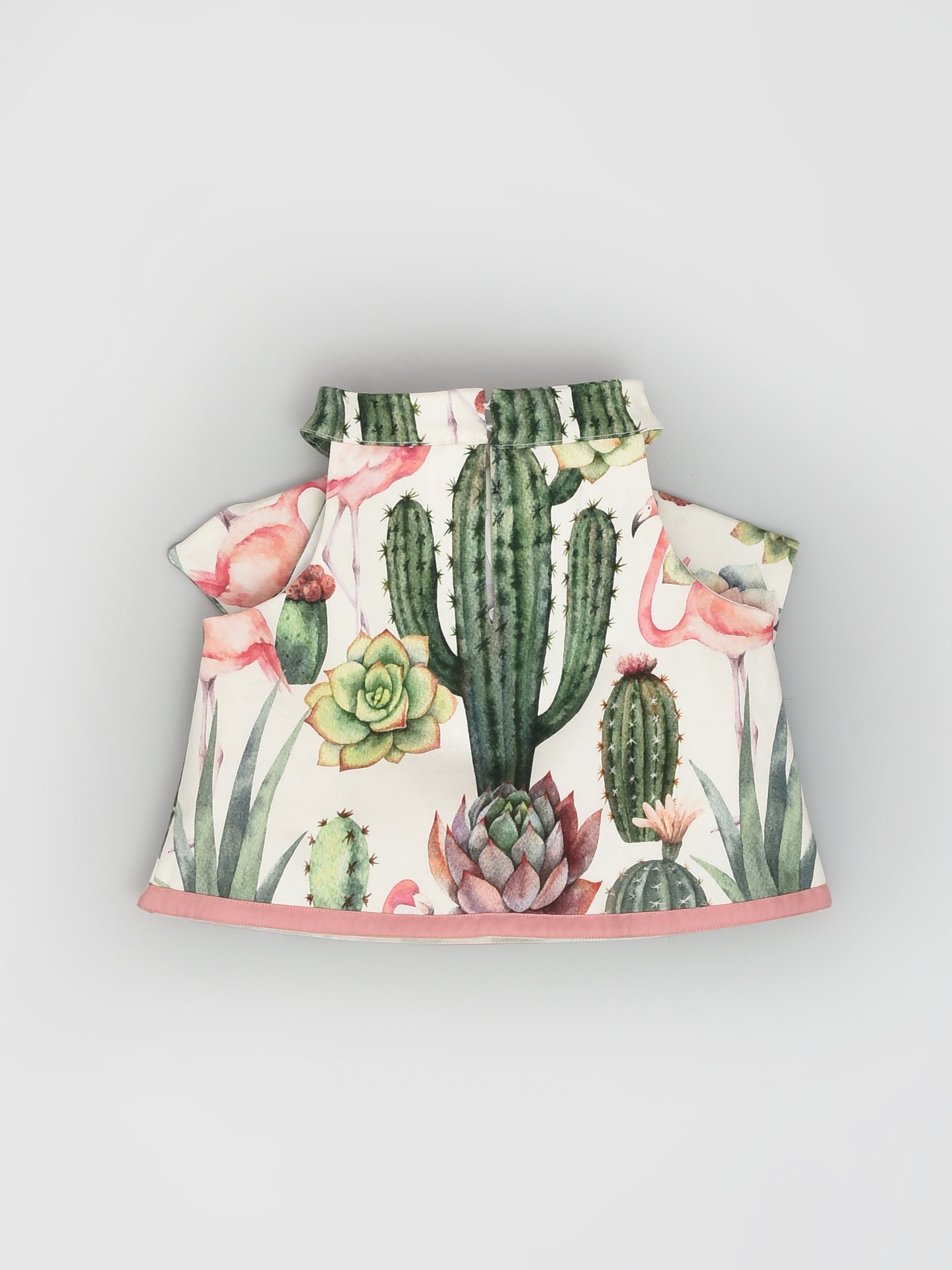 مجموعة من القمصان والتنانير المطبوعة على شكل صبار وفلامينجو للحفلات