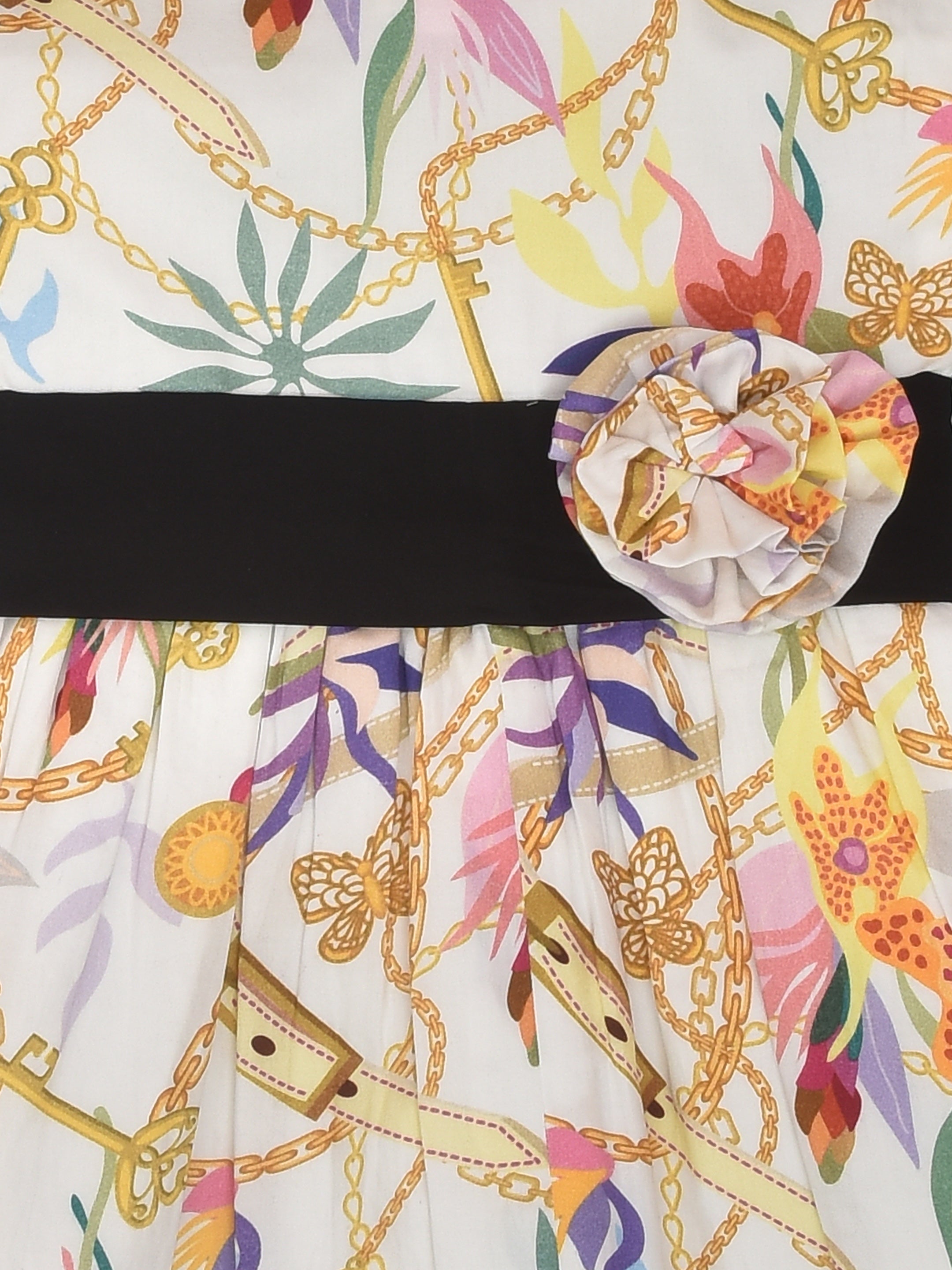 فستان بطبعة زهور وسلسلة مع زهرة