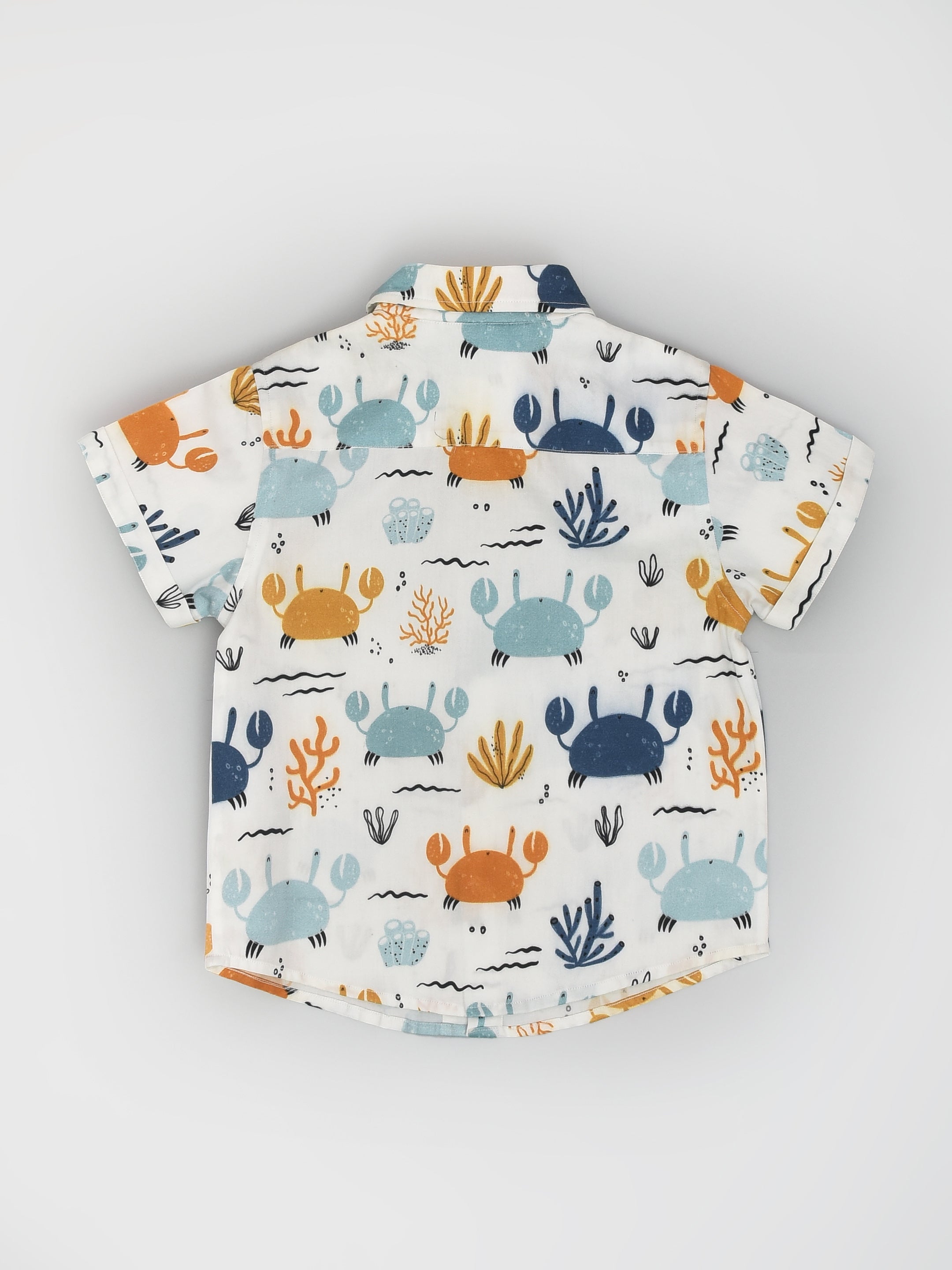 طقم قميص وشورت بطباعة سرطان البحر منسق للسفر للأولاد