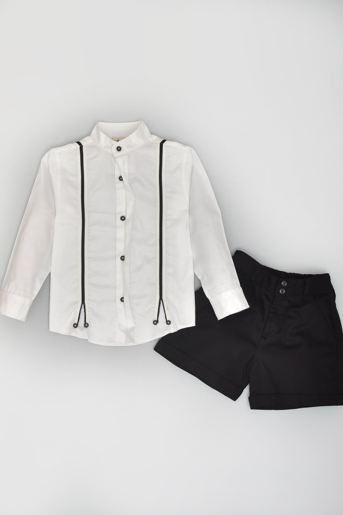 قميص أبيض بأكمام طويلة مع حمالات سوداء وشورت أسود كاجوال للأولاد