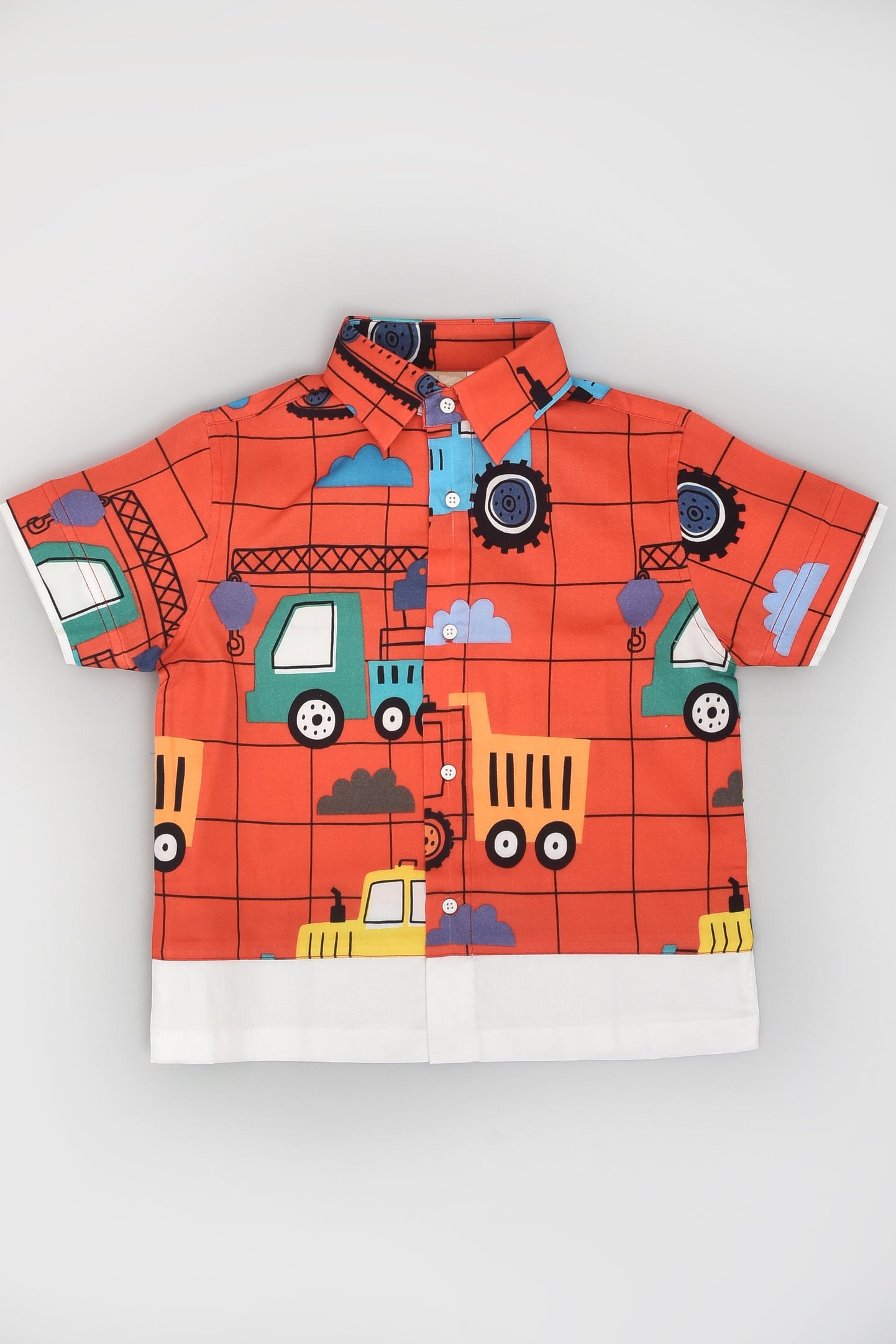 قميص نصف كم مطبوع باللون الأحمر مع لوحة بيضاء في الأسفل مع شورت أسود للأولاد