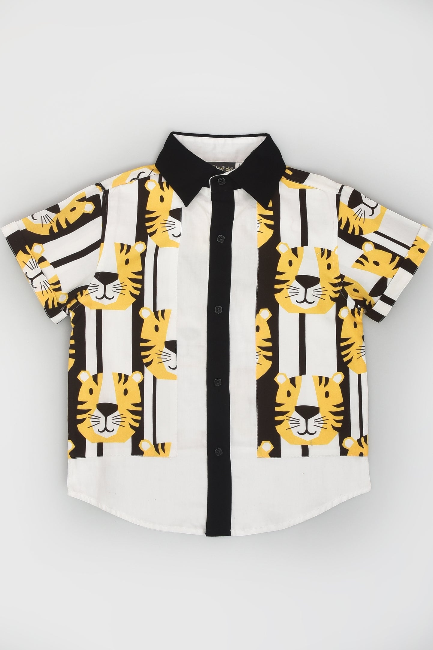 طقم كاجوال بطبعة نمر وقميص أبيض وشورت أسود للأولاد