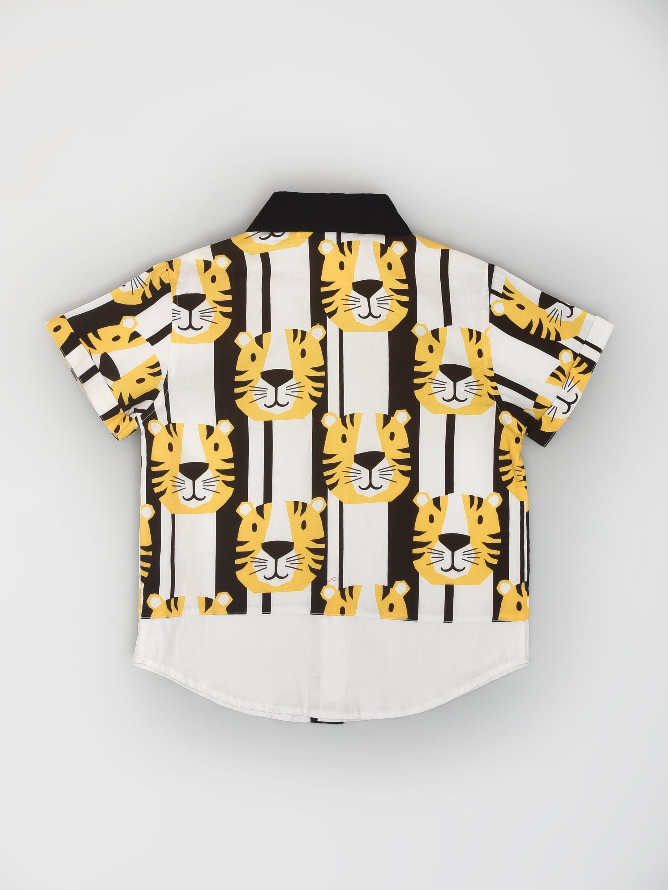 طقم كاجوال بطبعة نمر وقميص أبيض وشورت أسود للأولاد