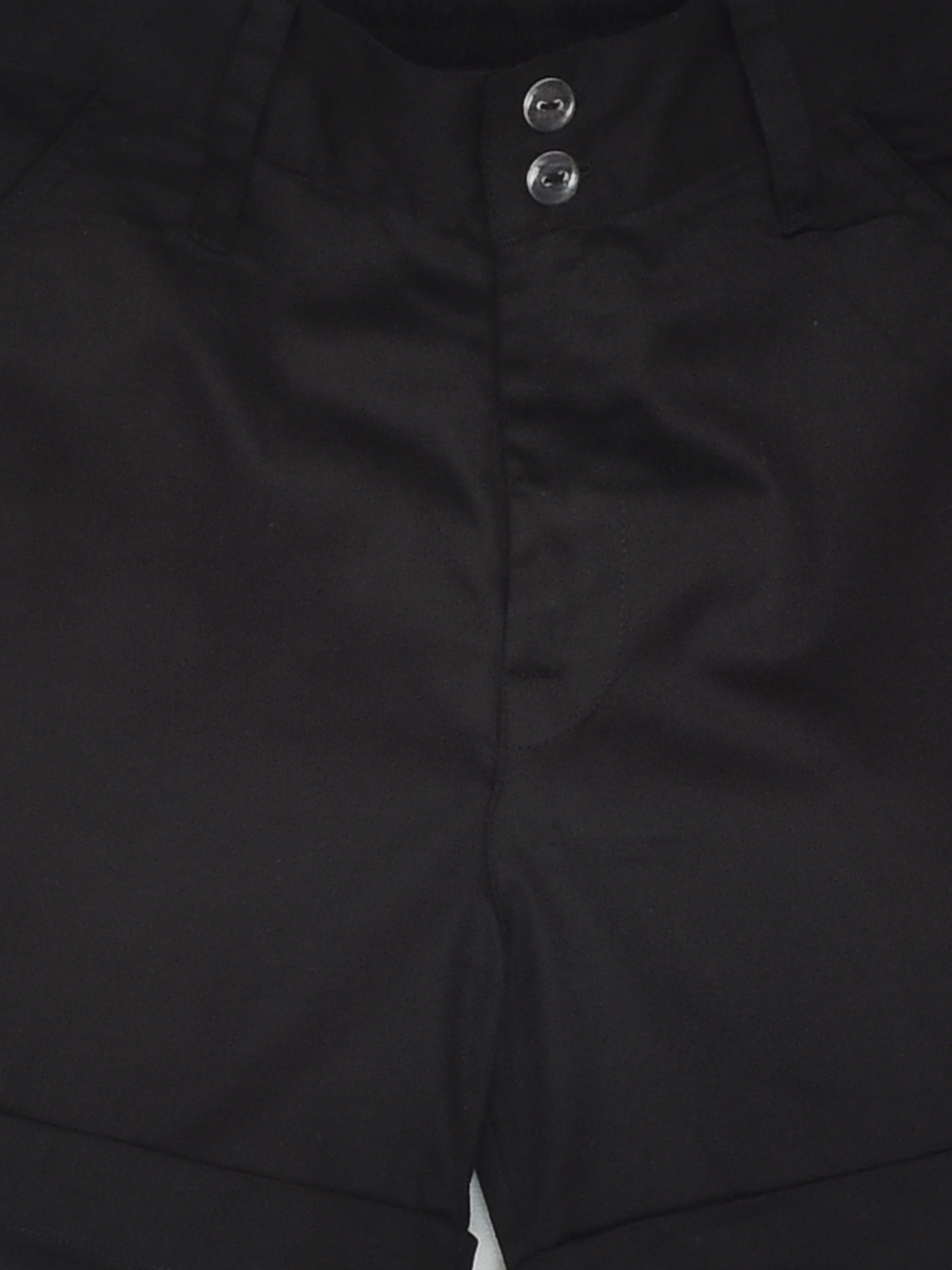 قميص نصف كم مطبوع باللون الأحمر مع لوحة بيضاء في الأسفل مع شورت أسود للأولاد