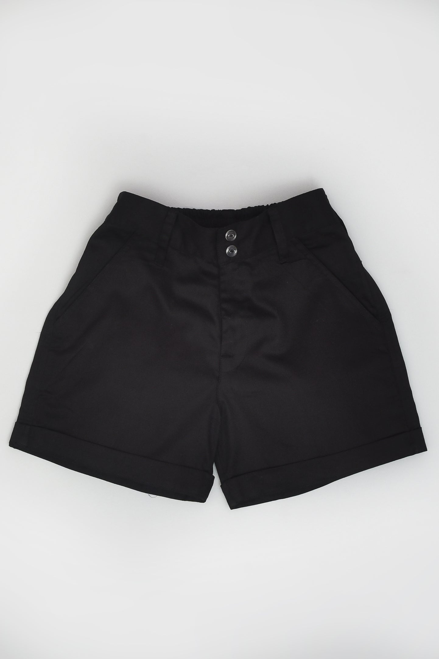 قميص نصف كم مطبوع باللون الأحمر مع لوحة بيضاء في الأسفل مع شورت أسود للأولاد