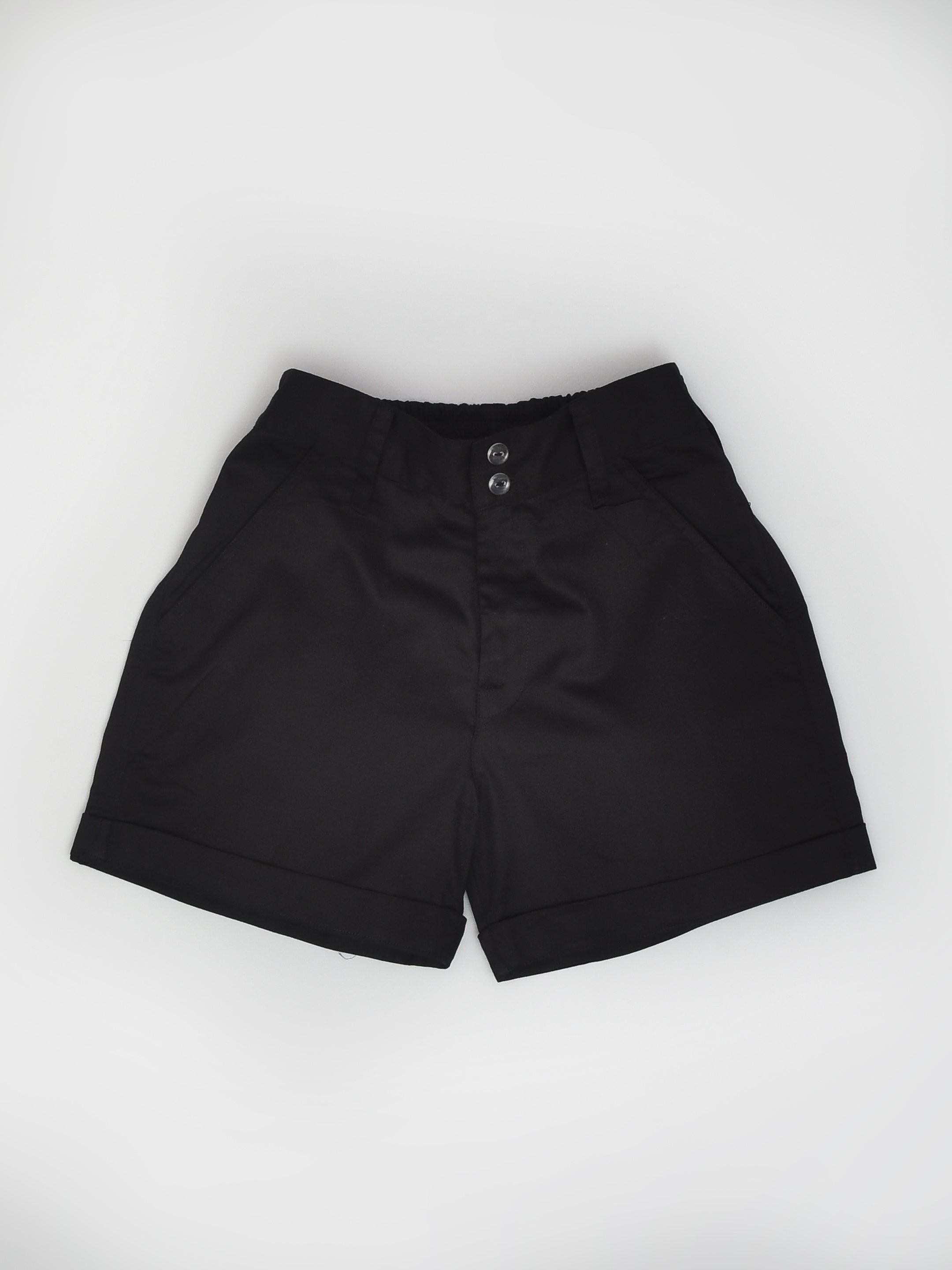 قميص نصف كم مطبوع باللون الأحمر مع لوحة بيضاء في الأسفل مع شورت أسود للأولاد