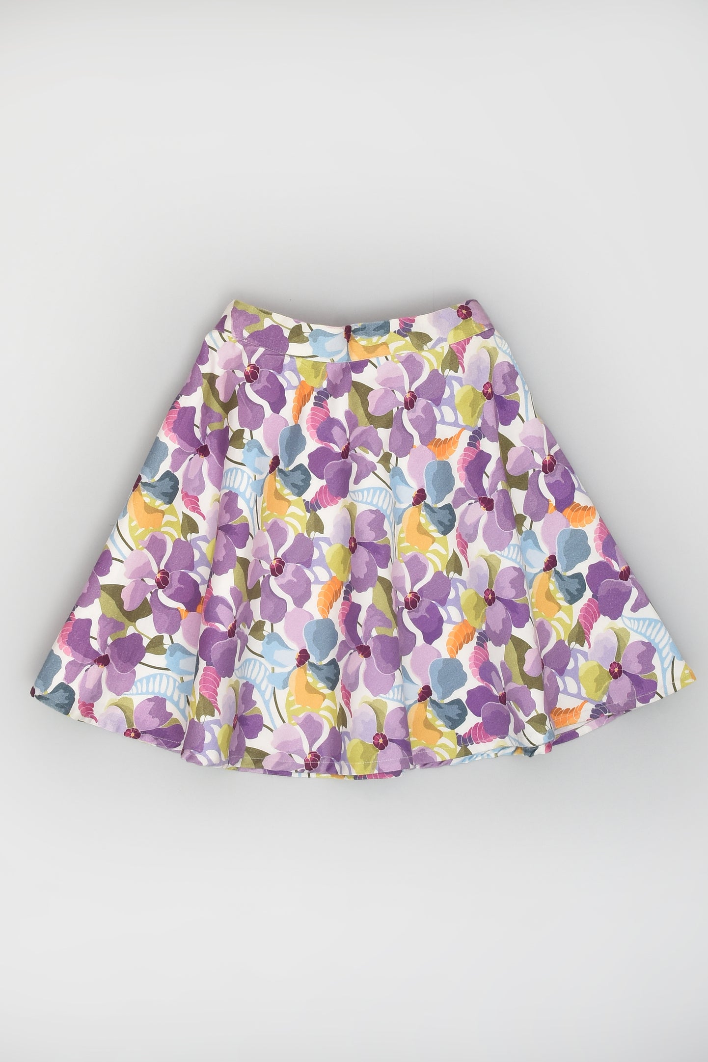 طقم علوي وتنورة نصف كم مفتوح من الخلف ومطبوع بالزهور باللون الأرجواني للفتيات