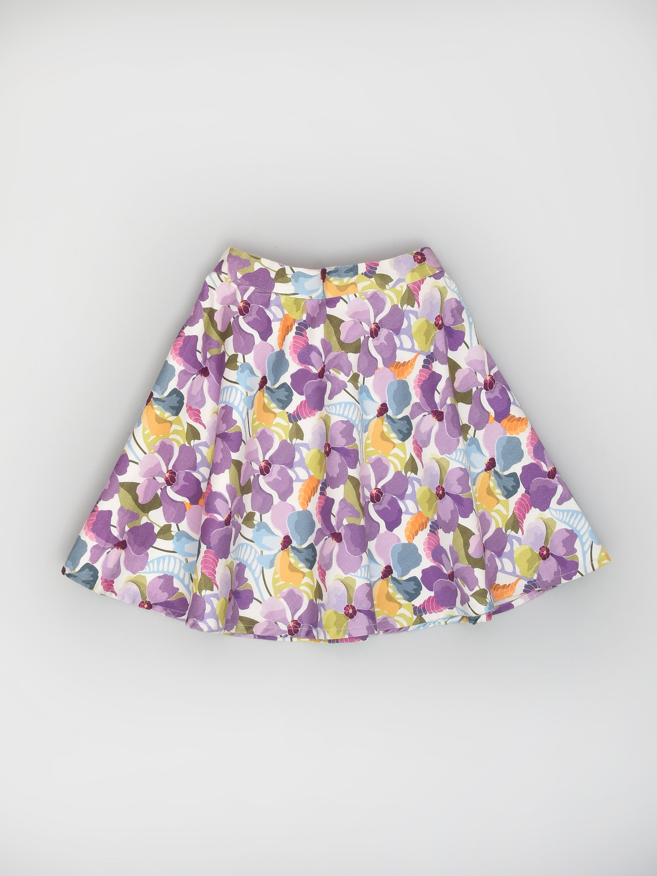 طقم علوي وتنورة نصف كم مفتوح من الخلف ومطبوع بالزهور باللون الأرجواني للفتيات