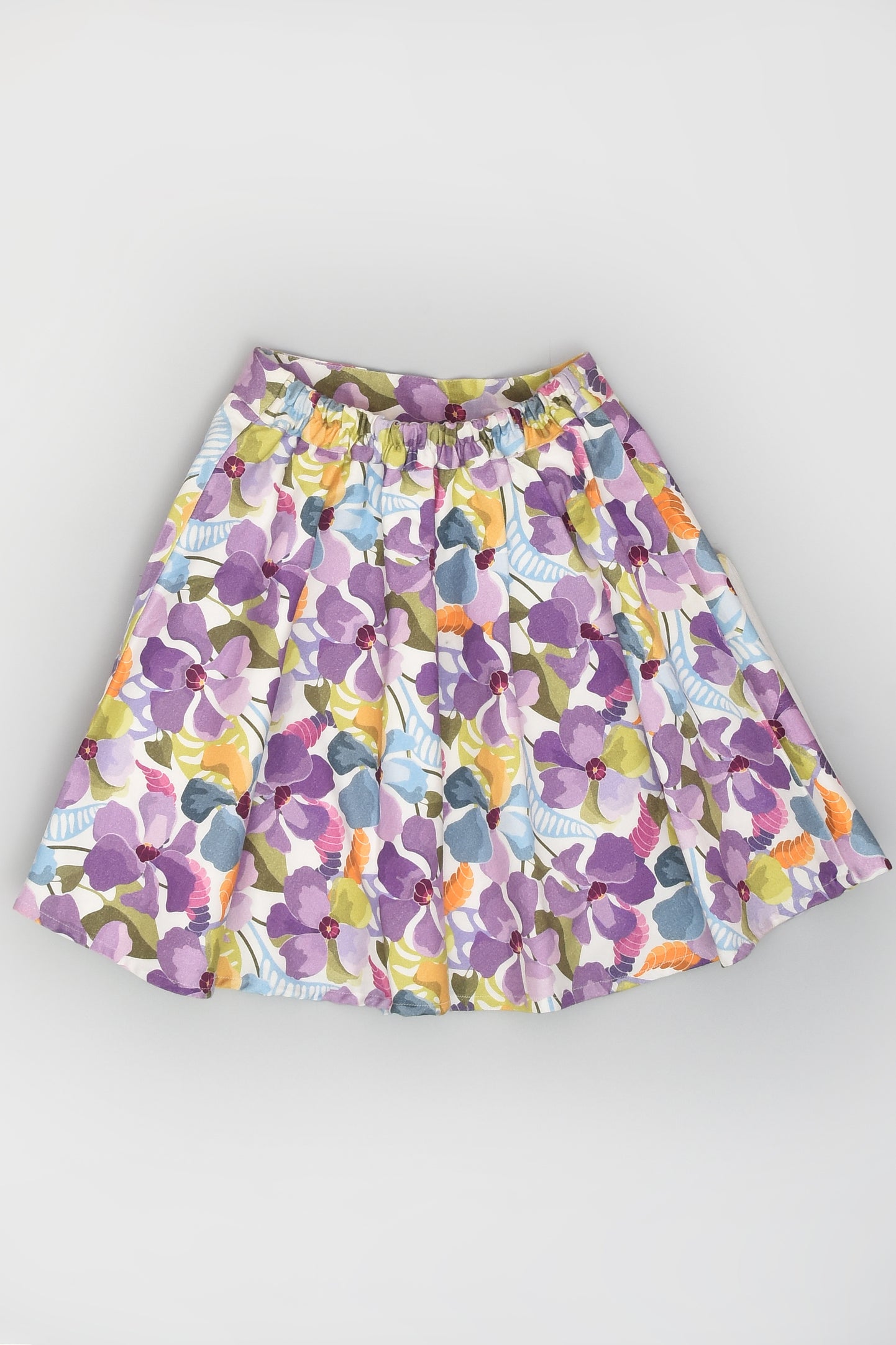 طقم علوي وتنورة نصف كم مفتوح من الخلف ومطبوع بالزهور باللون الأرجواني للفتيات