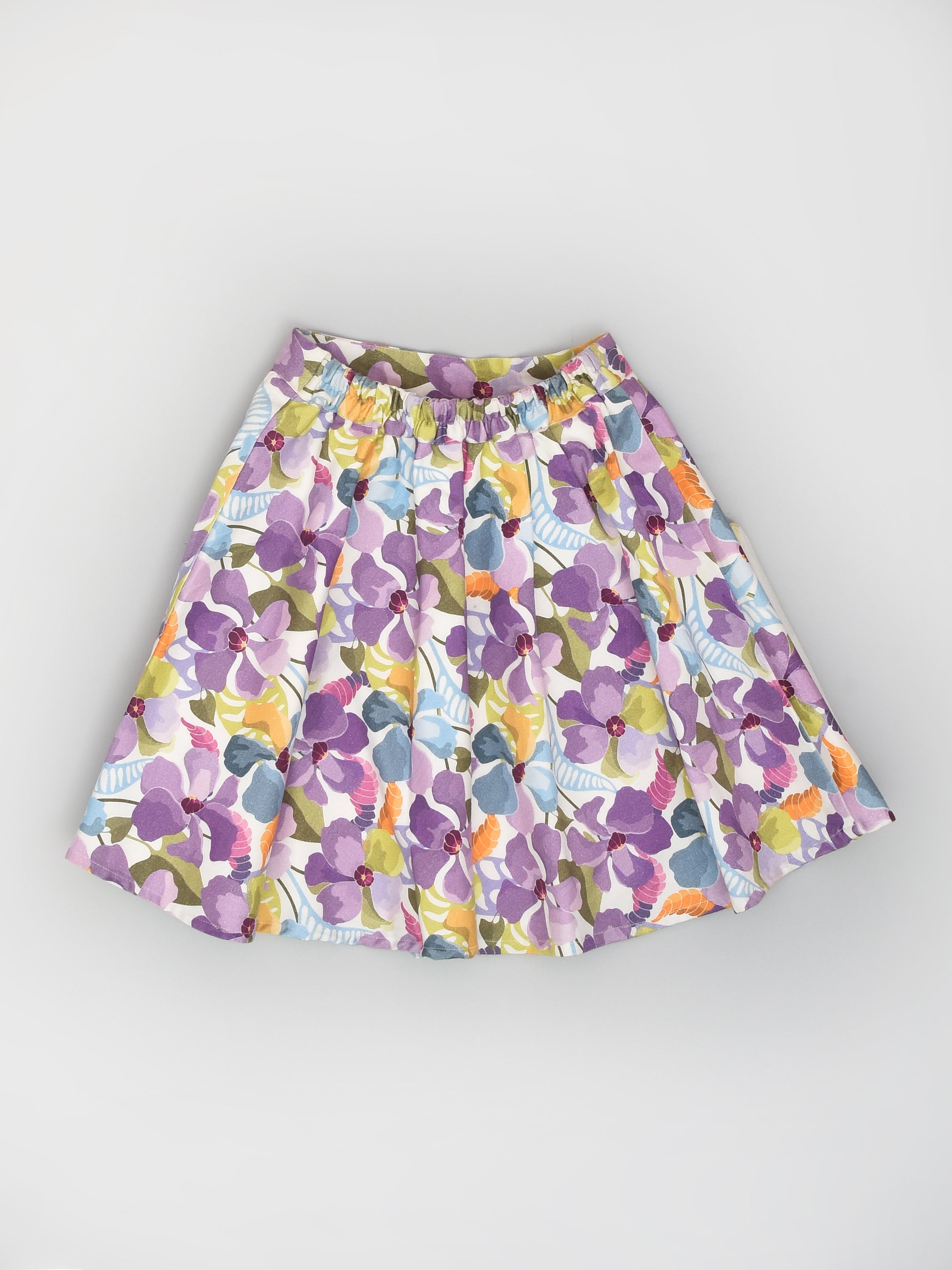 طقم علوي وتنورة نصف كم مفتوح من الخلف ومطبوع بالزهور باللون الأرجواني للفتيات