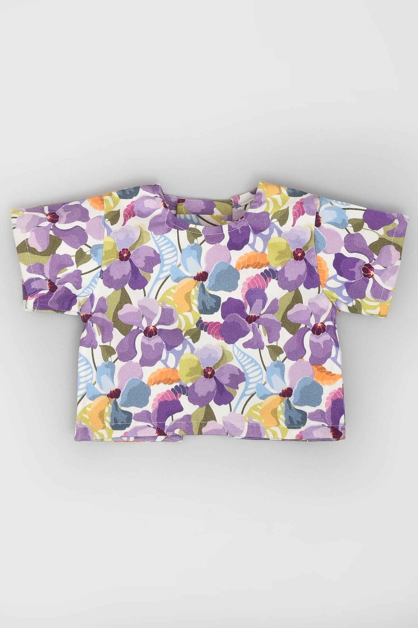 طقم علوي وتنورة نصف كم مفتوح من الخلف ومطبوع بالزهور باللون الأرجواني للفتيات