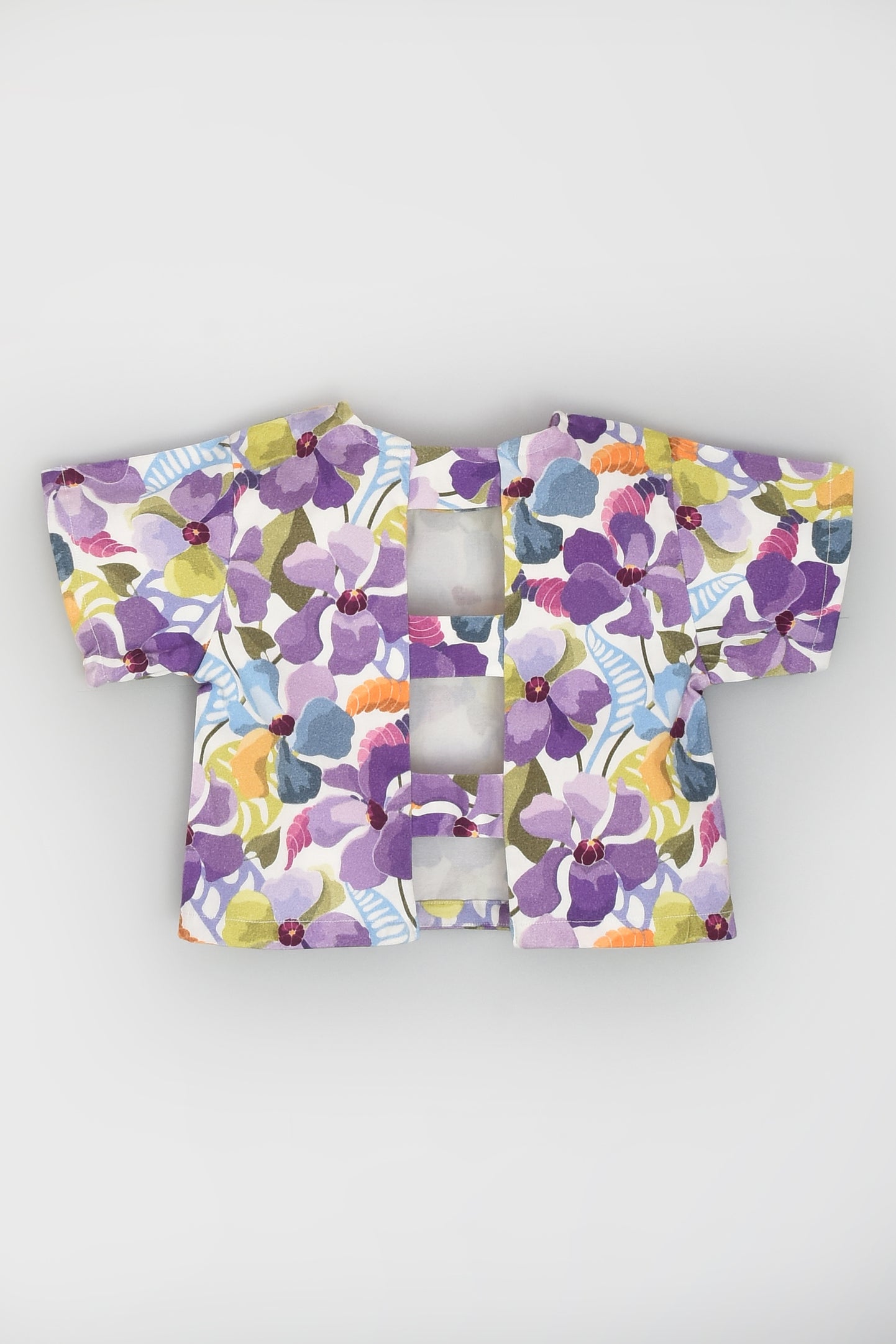 طقم علوي وتنورة نصف كم مفتوح من الخلف ومطبوع بالزهور باللون الأرجواني للفتيات