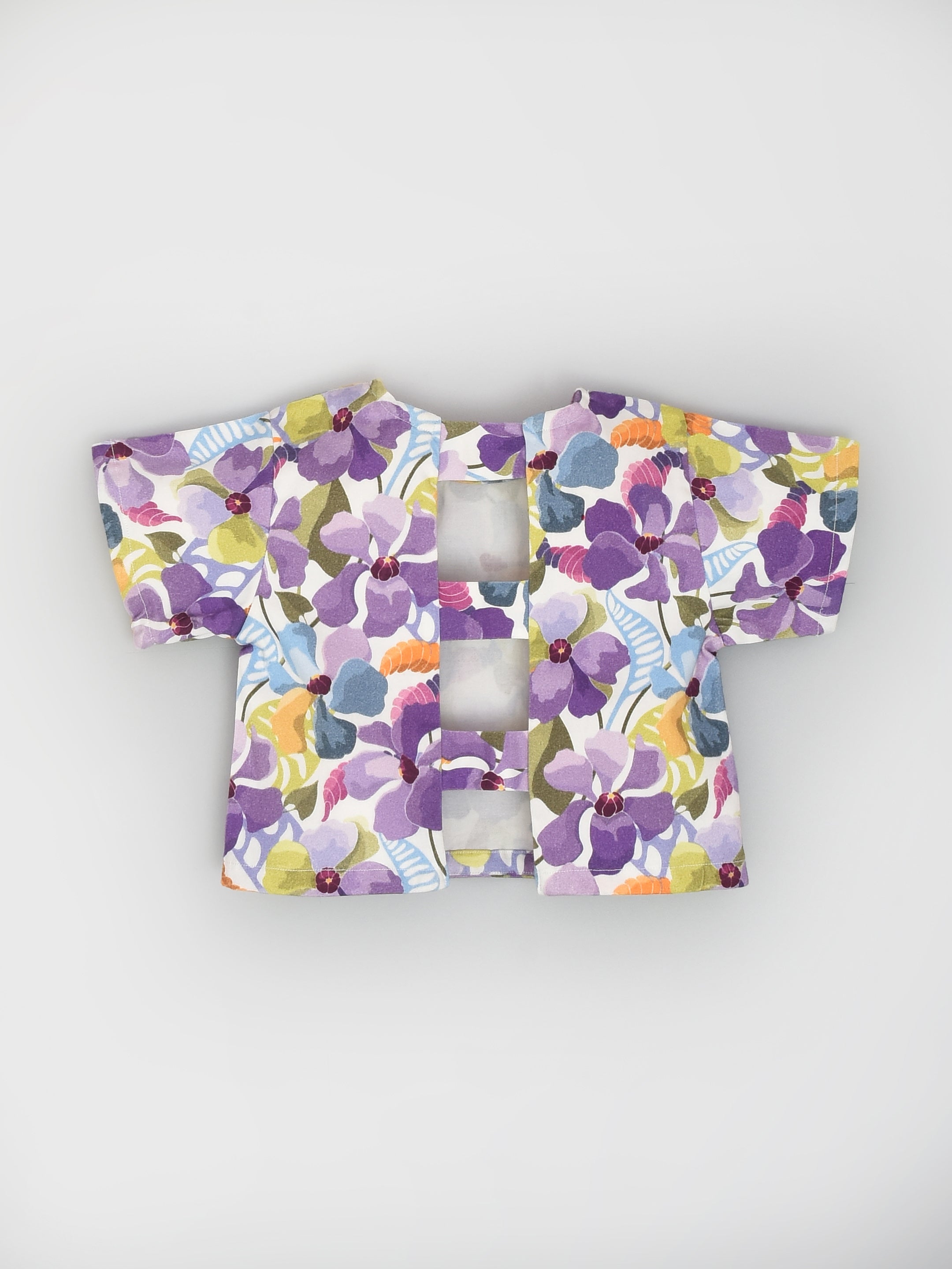 طقم علوي وتنورة نصف كم مفتوح من الخلف ومطبوع بالزهور باللون الأرجواني للفتيات