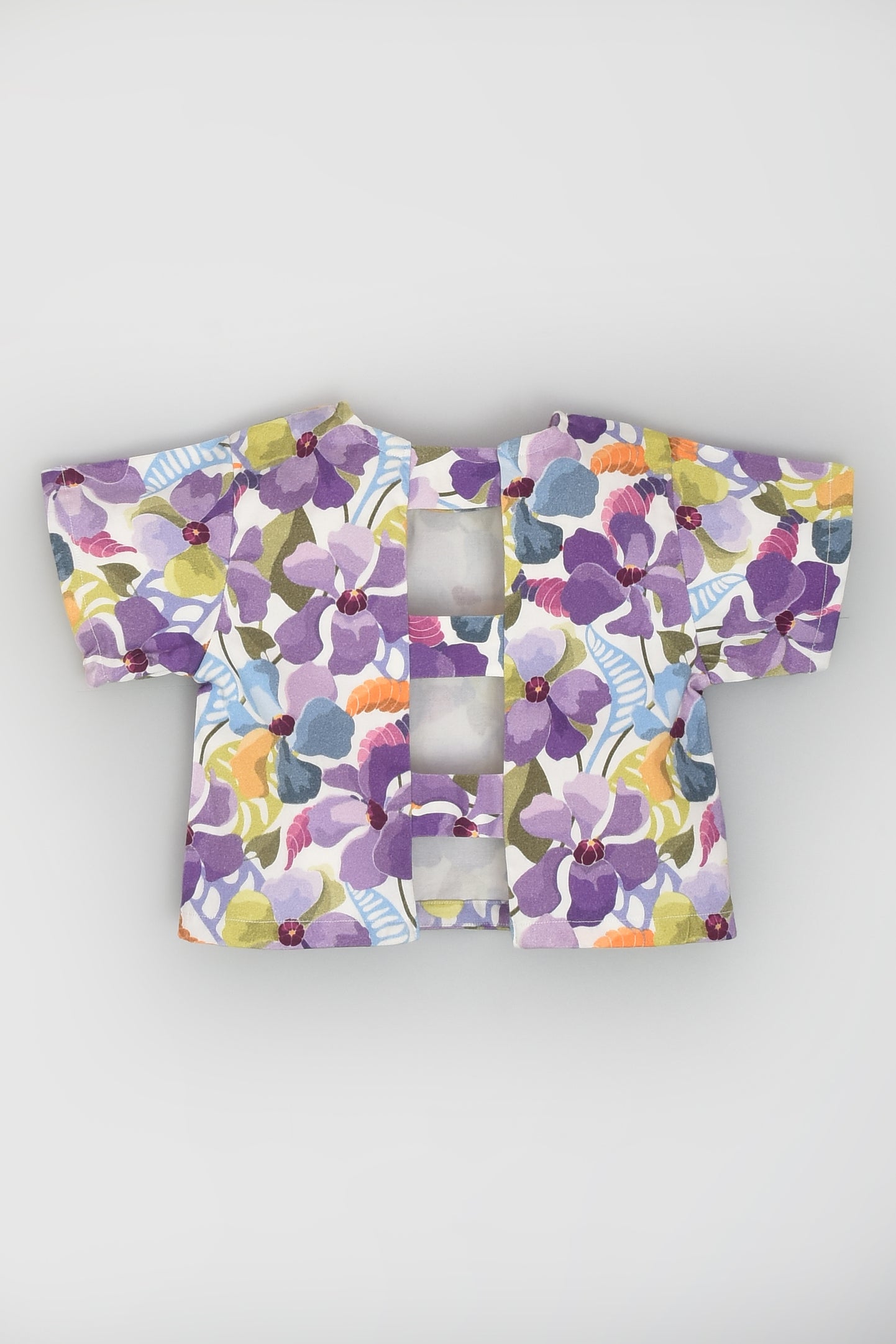 أعلى الأزهار الأرجواني مفتوحة الظهر