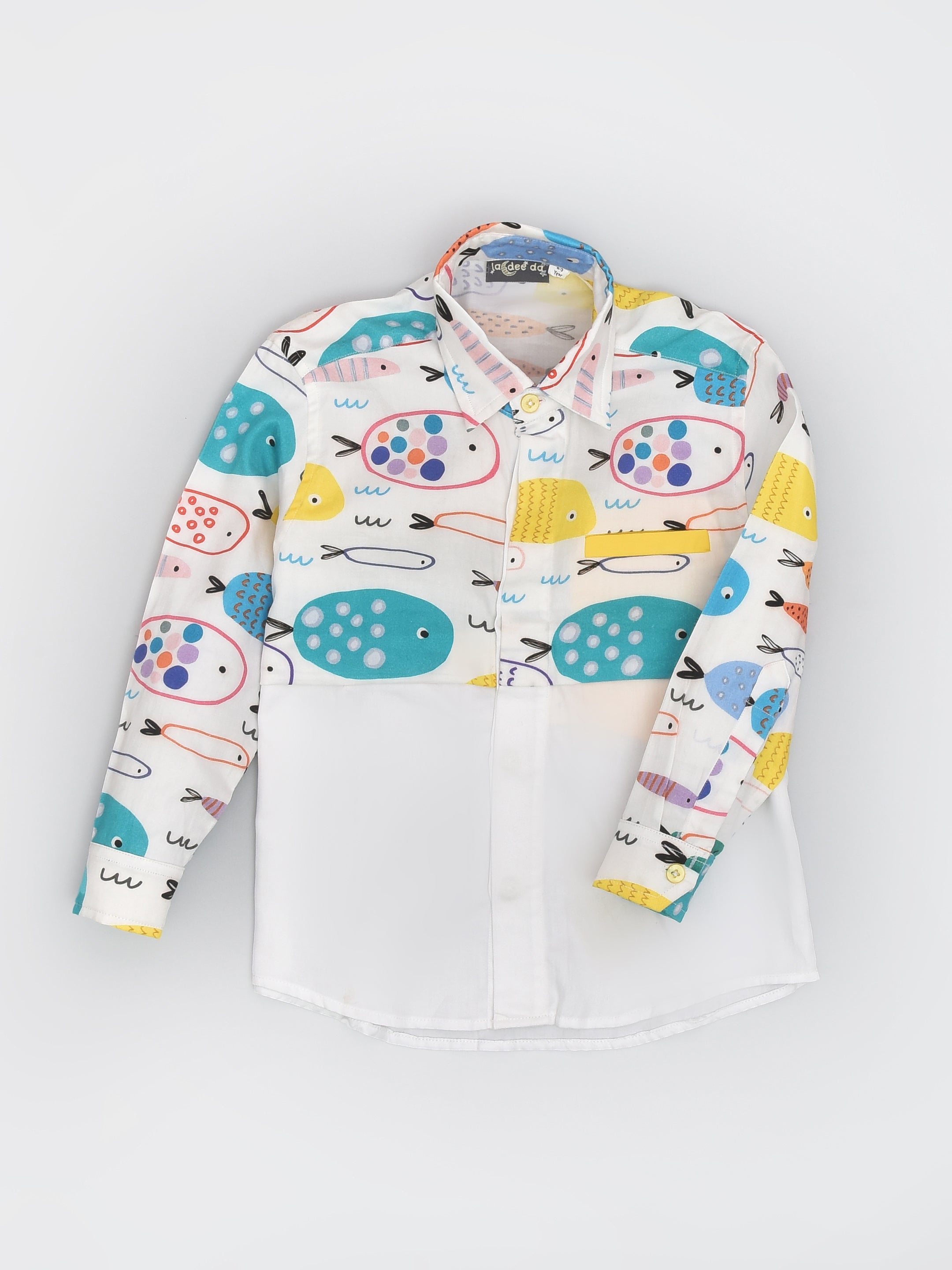 قميص أبيض بأكمام كاملة ومطبوع على شكل سمكة ملونة للأولاد