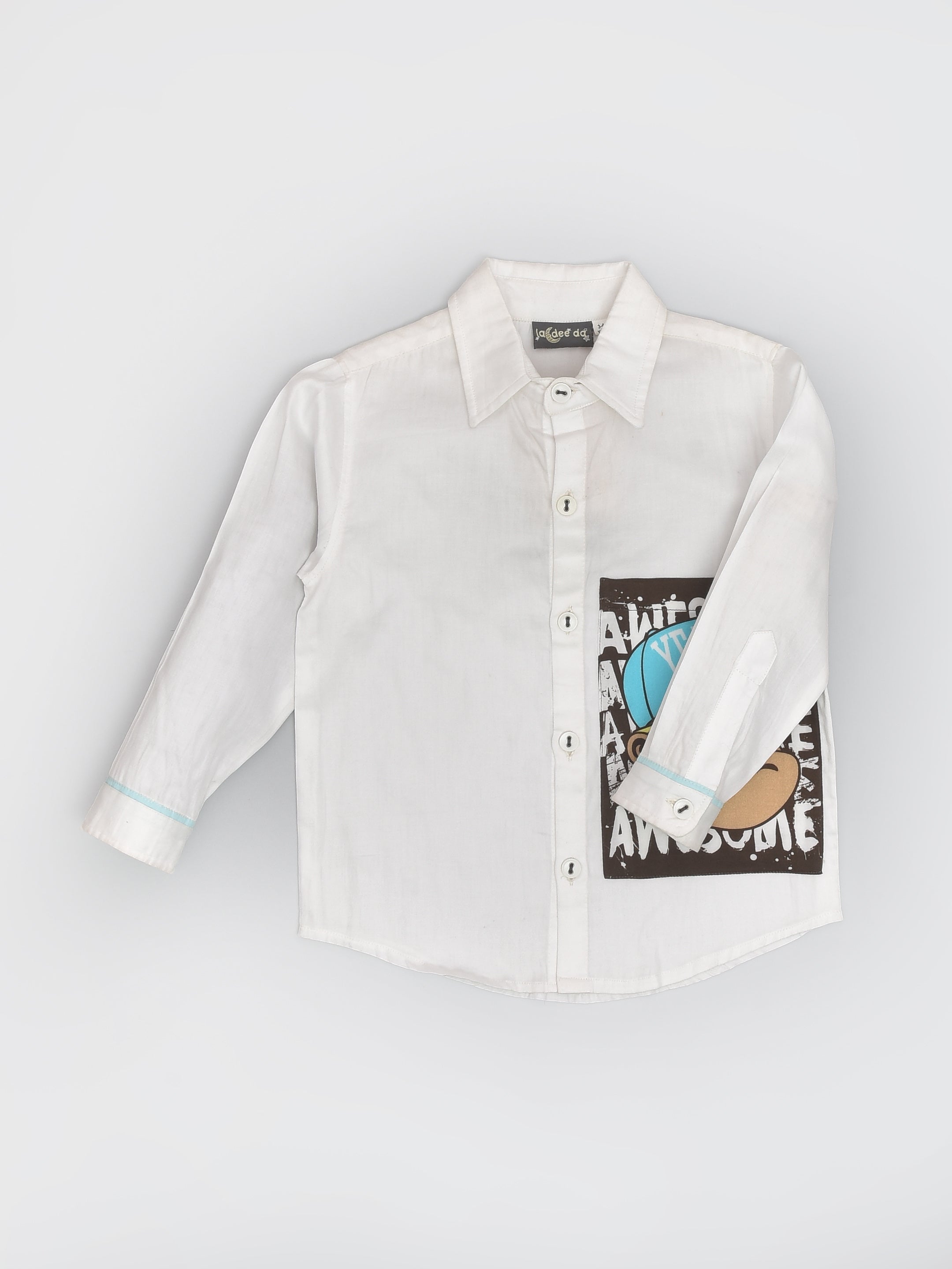 قميص أبيض كلاسيكي بأكمام طويلة من القطن مع جيب قرد للأولاد