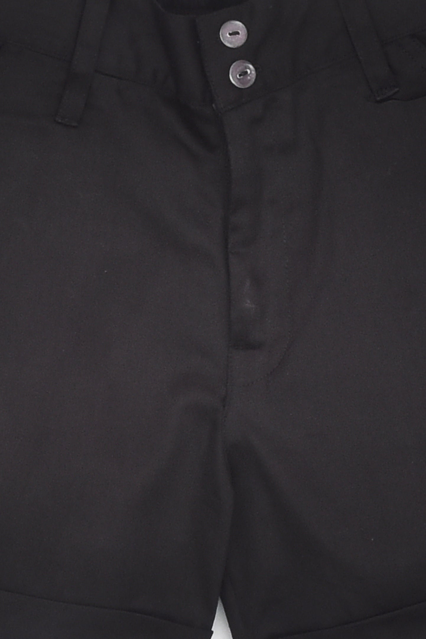 قميص أبيض بأكمام طويلة مع حمالات سوداء وشورت أسود كاجوال للأولاد