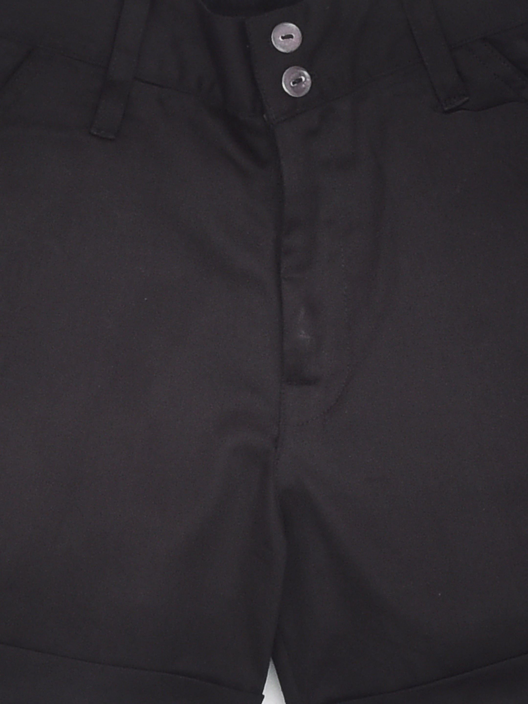 قميص أبيض بأكمام طويلة مع حمالات سوداء وشورت أسود كاجوال للأولاد