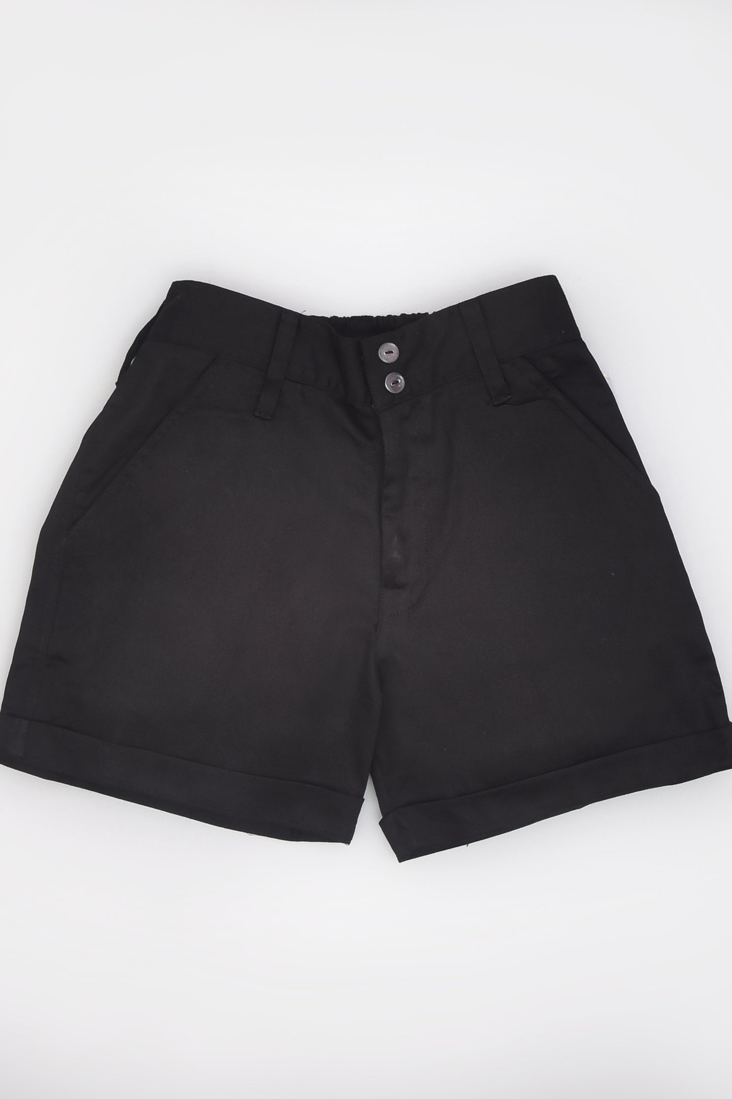 قميص أبيض بأكمام طويلة مع حمالات سوداء وشورت أسود كاجوال للأولاد