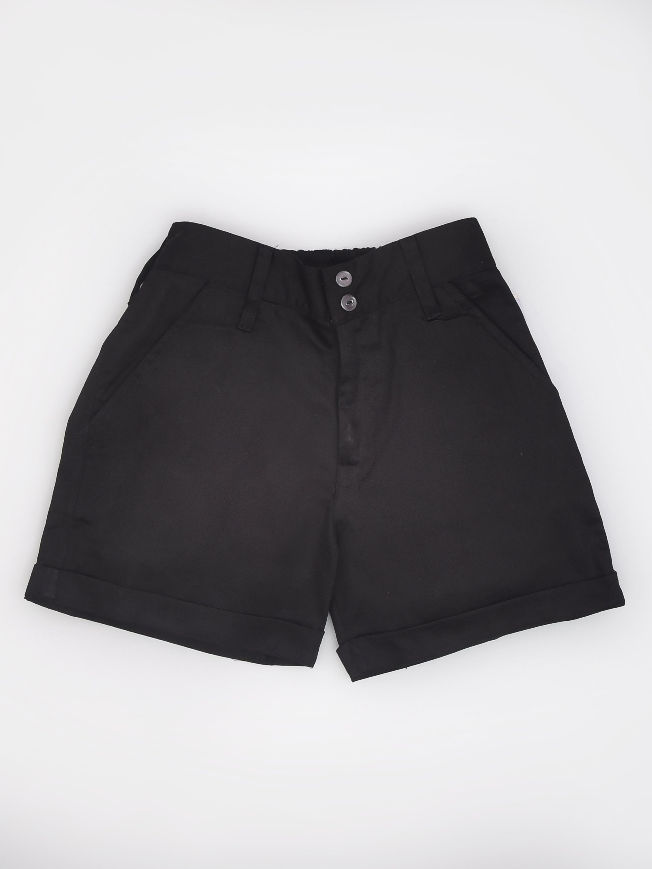 قميص أبيض بأكمام طويلة مع حمالات سوداء وشورت أسود كاجوال للأولاد