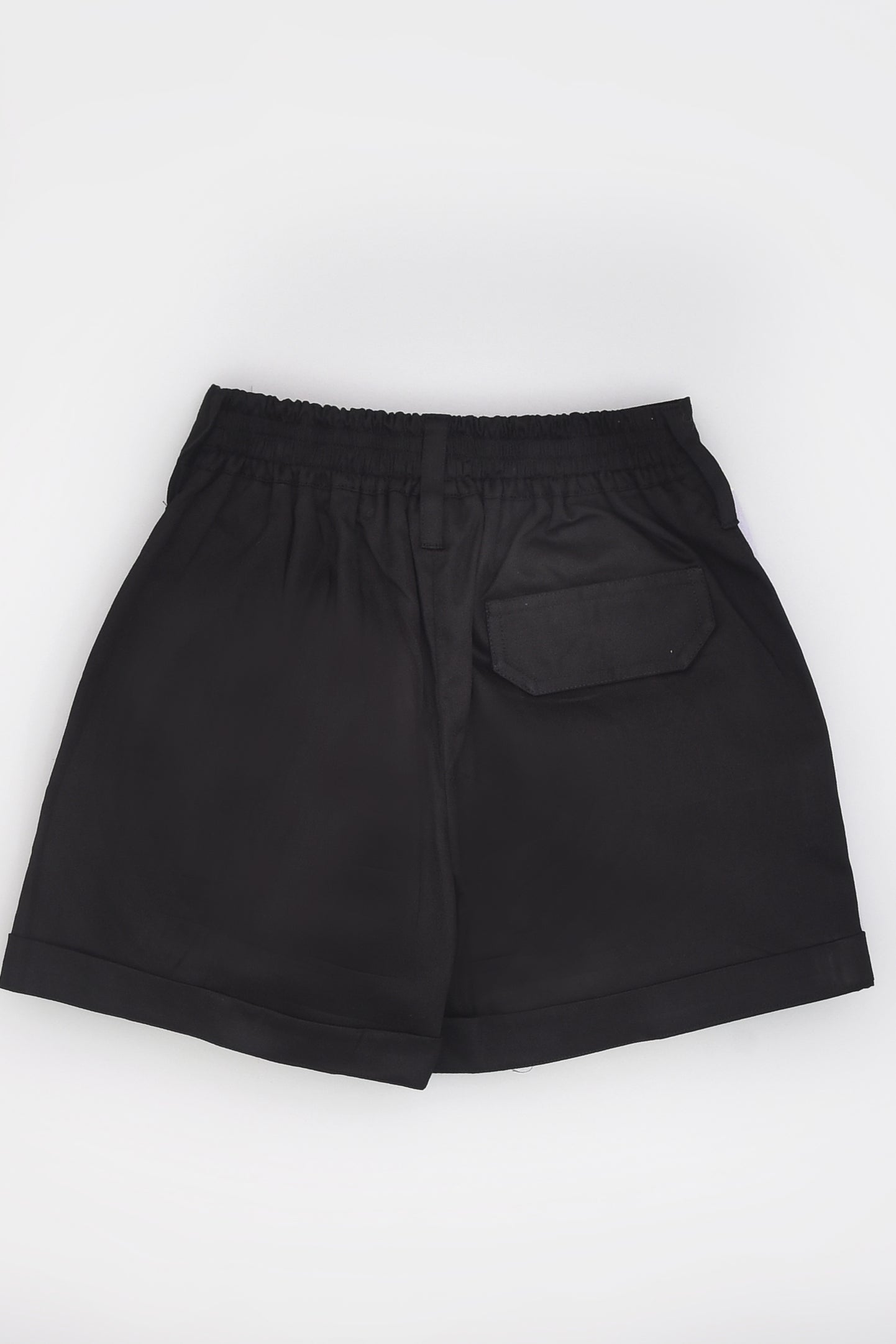 قميص أبيض بأكمام طويلة مع حمالات سوداء وشورت أسود كاجوال للأولاد