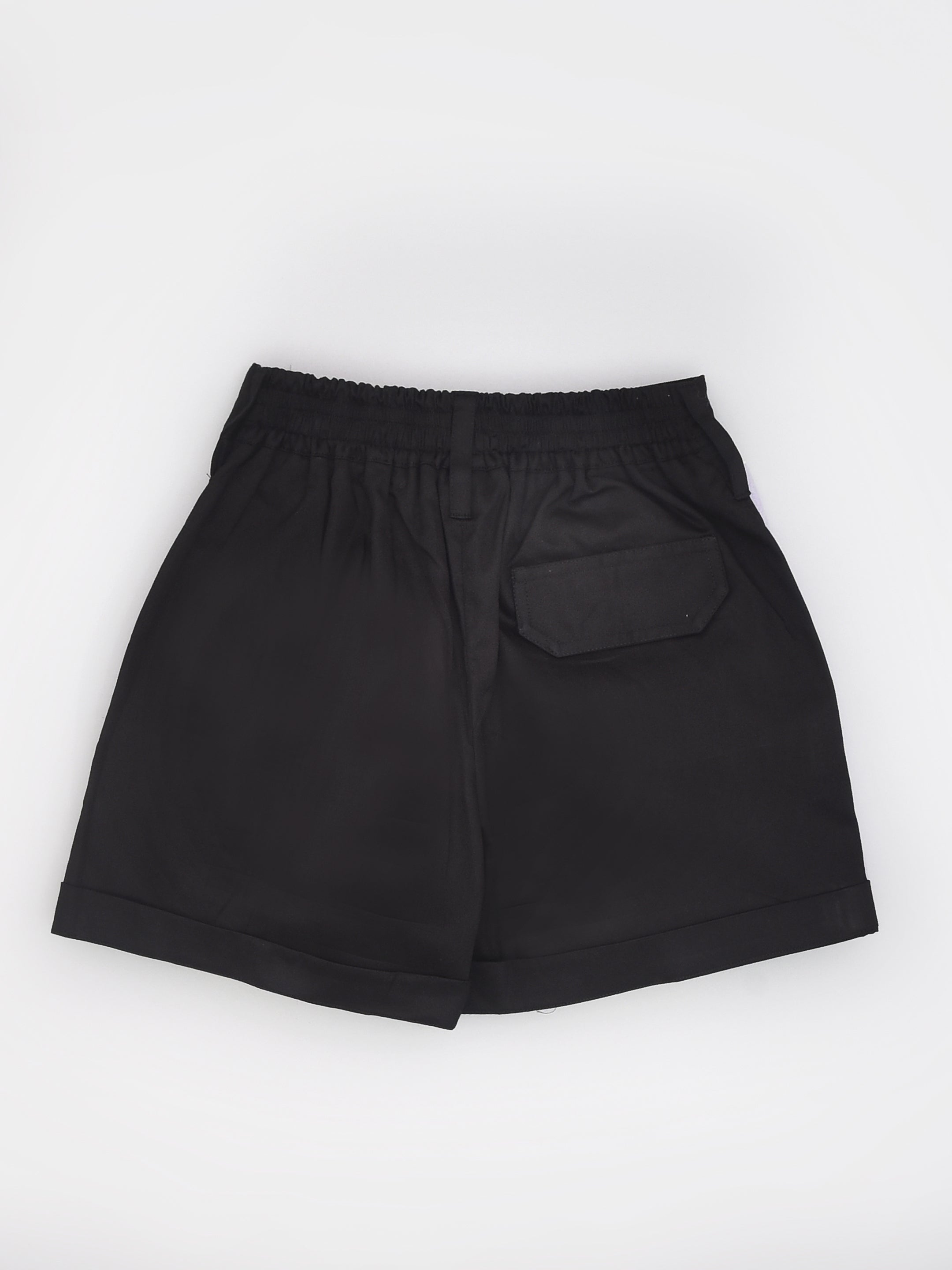 قميص أبيض بأكمام طويلة مع حمالات سوداء وشورت أسود كاجوال للأولاد